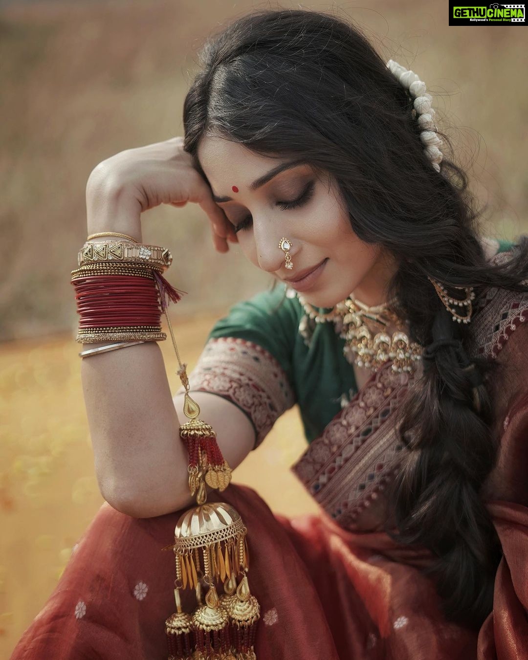 Vrushika Mehta Instagram - ज़रिया 🪔 . P.S: Consider this as my solo pre-wedding 🫣 📸 @ad_wait8 Edited by: @randomankit04 Thank you @kadhuwabanaras for customising this beautiful bridal saree for me ❤️ #wedding #bride #weddingphotography #bridalsarees #picoftheday