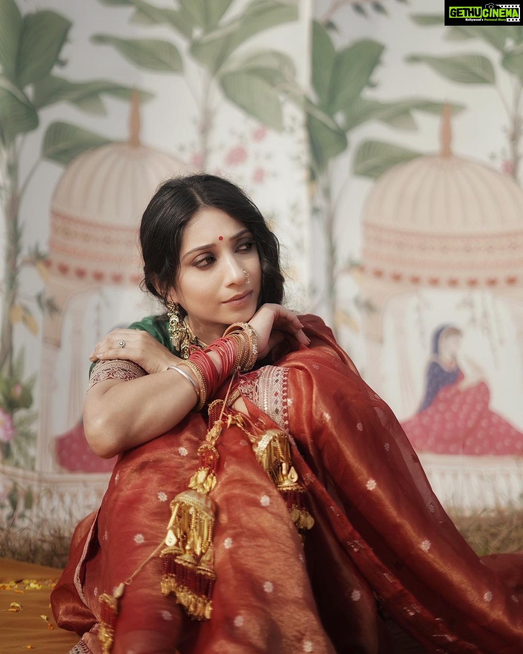 Vrushika Mehta Instagram - ज़रिया 🪔 . P.S: Consider this as my solo pre-wedding 🫣 📸 @ad_wait8 Edited by: @randomankit04 Thank you @kadhuwabanaras for customising this beautiful bridal saree for me ❤️ #wedding #bride #weddingphotography #bridalsarees #picoftheday