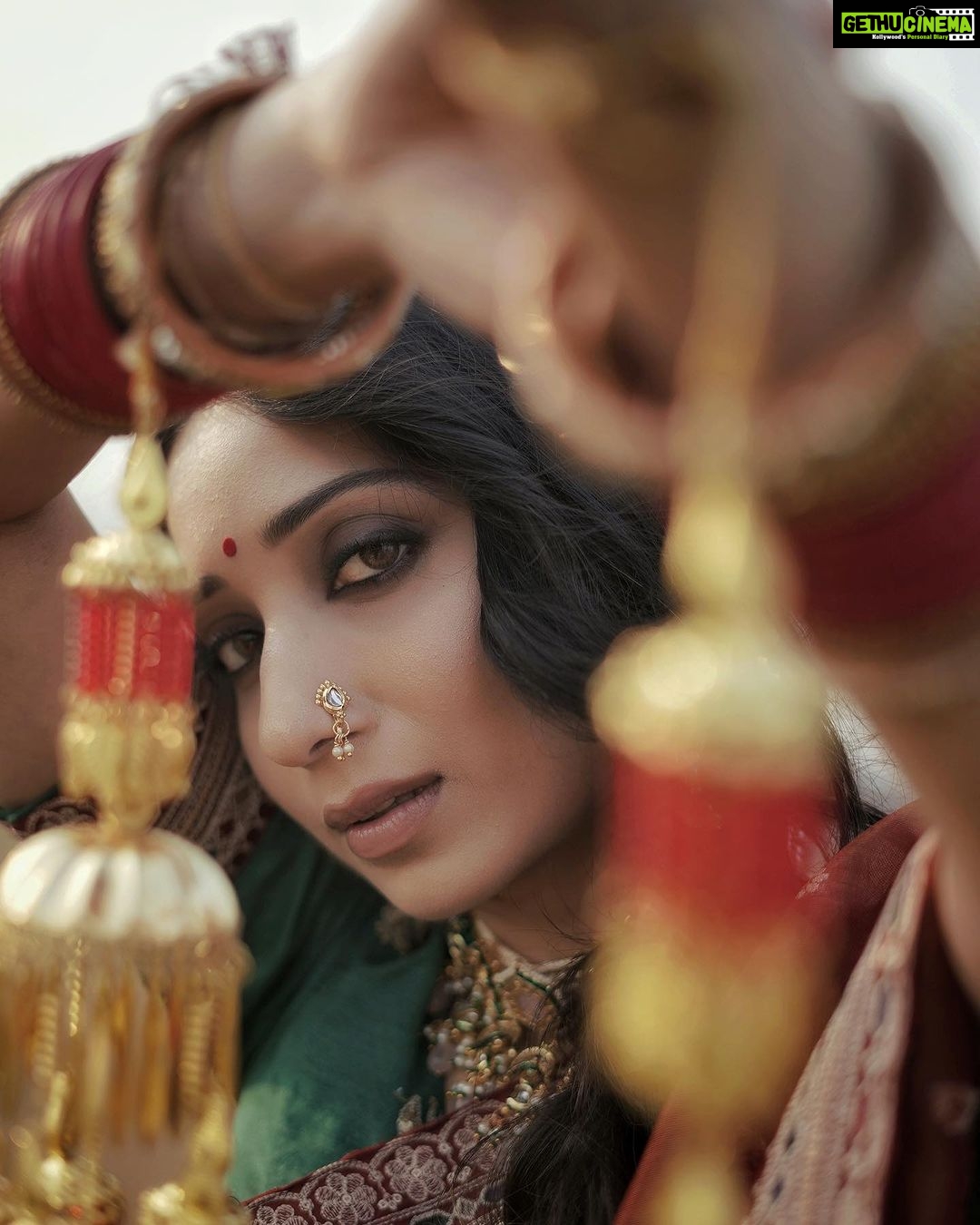Vrushika Mehta Instagram - ज़रिया 🪔 . P.S: Consider this as my solo pre-wedding 🫣 📸 @ad_wait8 Edited by: @randomankit04 Thank you @kadhuwabanaras for customising this beautiful bridal saree for me ❤️ #wedding #bride #weddingphotography #bridalsarees #picoftheday