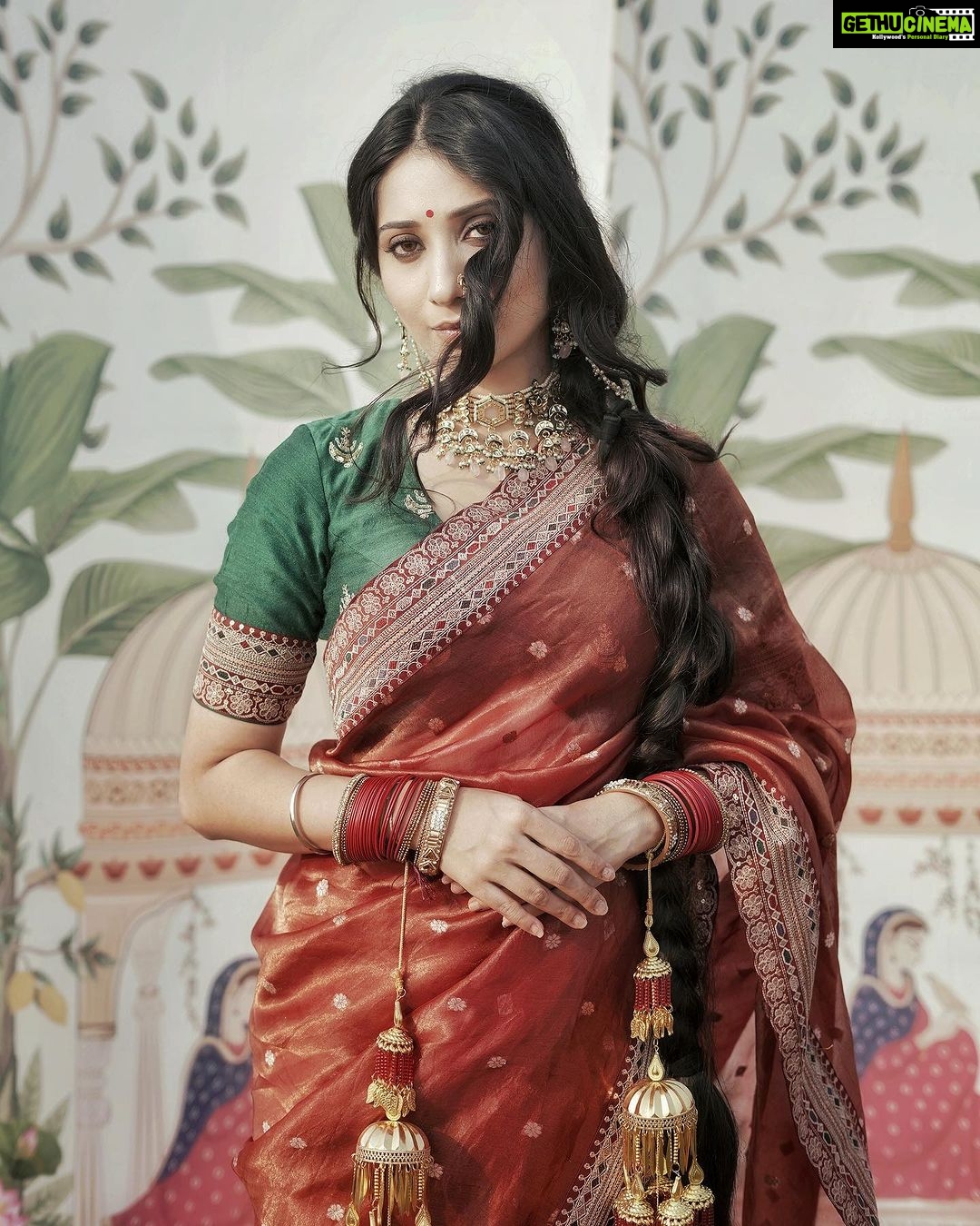 Vrushika Mehta Instagram - ज़रिया 🪔 . P.S: Consider this as my solo pre-wedding 🫣 📸 @ad_wait8 Edited by: @randomankit04 Thank you @kadhuwabanaras for customising this beautiful bridal saree for me ❤️ #wedding #bride #weddingphotography #bridalsarees #picoftheday
