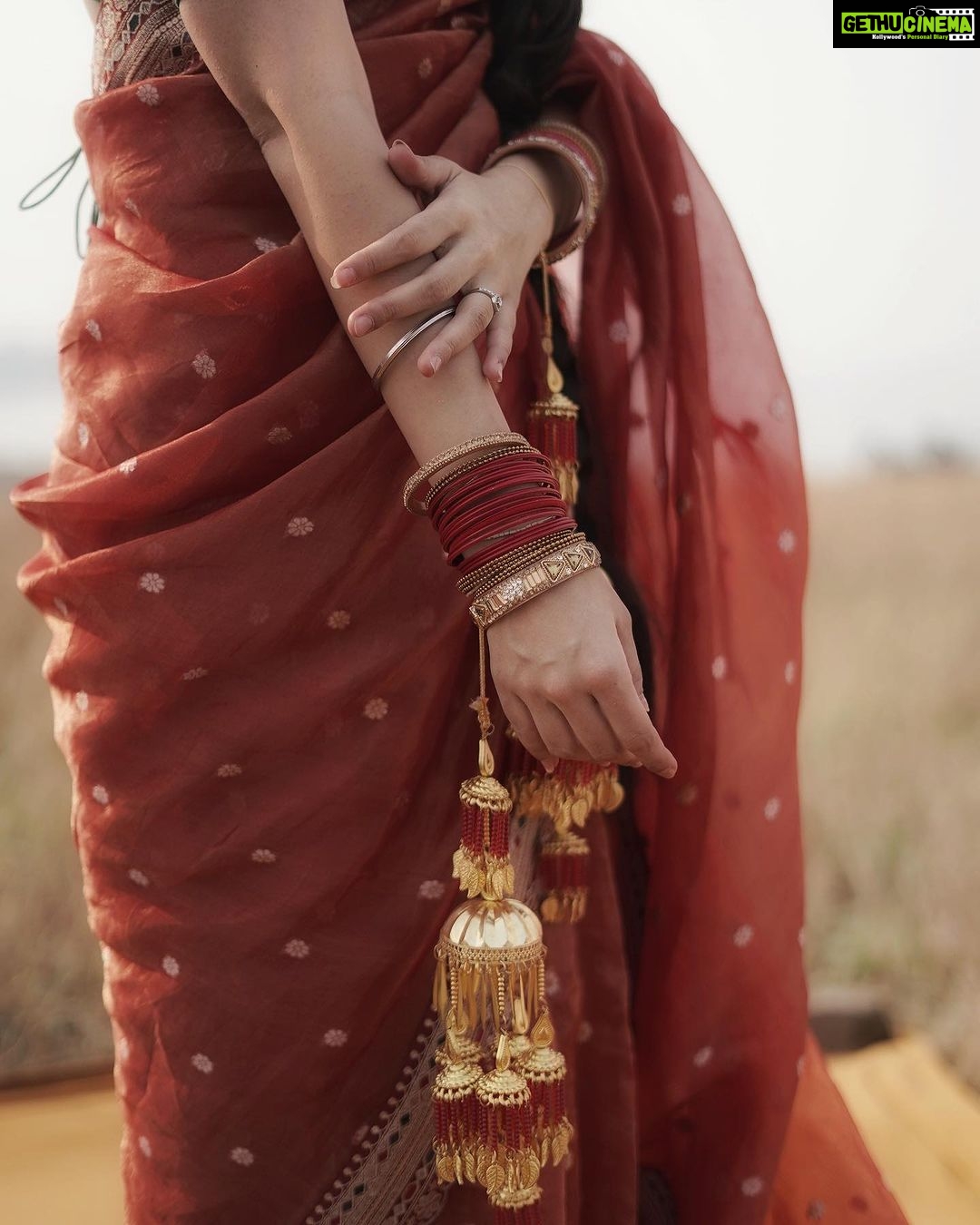 Vrushika Mehta Instagram - ज़रिया 🪔 . P.S: Consider this as my solo pre-wedding 🫣 📸 @ad_wait8 Edited by: @randomankit04 Thank you @kadhuwabanaras for customising this beautiful bridal saree for me ❤️ #wedding #bride #weddingphotography #bridalsarees #picoftheday