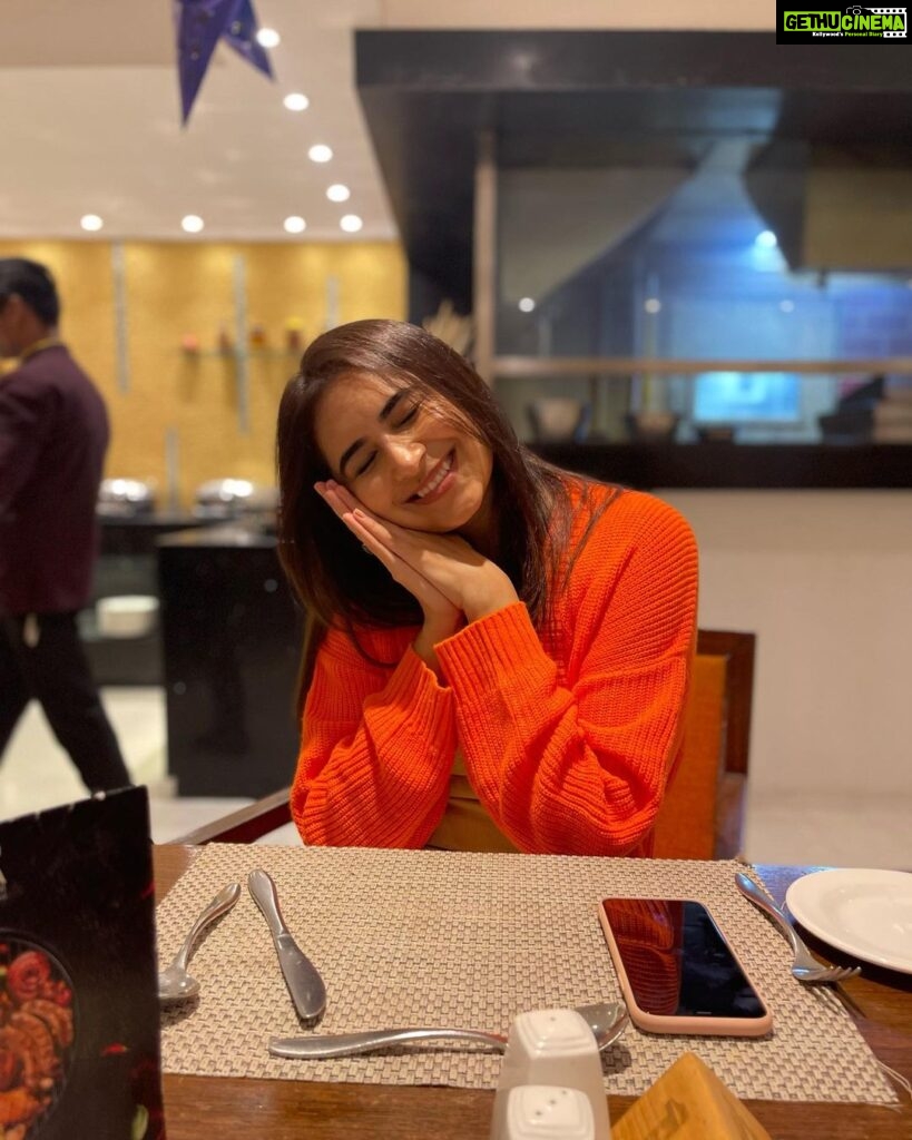 Vyoma Nandi Instagram - Smiling cause my dinner date was really pretty ; also cause of anticipating the taste of the brownie I ordered 😇😍 lol #shootstuffandchill Ahmedabad, India