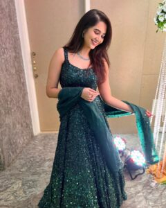 Vyoma Nandi Instagram - Dost ki shaadi vaala din! 
#poohuiviral #viralwedspooja
.
.
.
Outfit by - @label_inaayat 
Jewellery by - @shillpapuriidesignerjewellery 
Styled by - @style_by_hetaljogi 
Assisted by - 
@aditiiiiiiiiii.__  @lookbook.by.payal
