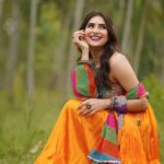 Vyoma Nandi Instagram – Navratiiiii is just around the corner and Iβm READY! Are you ready? What are your plans for this garba season π€© #jaiambe
Styled by
@styleitwithniki
Assisted by
@hmn.18
@pushti_patel
@shrutiwani_
Hair by @_hair.by.freya_
Outfit
@khakobyheenapatel
Jewellery
@culture_signature_jalpathakkar
πΈ : @badal_patel52