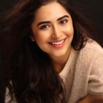 Vyoma Nandi Instagram - Helloooo Birthday Month! accepting “💙” in the comments as a pre bday gift as of now 🥳🙈🙈 thaaaaankssss 😚 Cannotttt believe it’s November already 😯 with Hurry Om Hurry releasing on the 24th of this month and my birthday right after that on 30th I’m really looking forward to seeing how this November treats me 😁✨ See you in the theatres super soonnnn 🤩 #hurryomhurry #vyomanandi #november Mumbai, Maharashtra