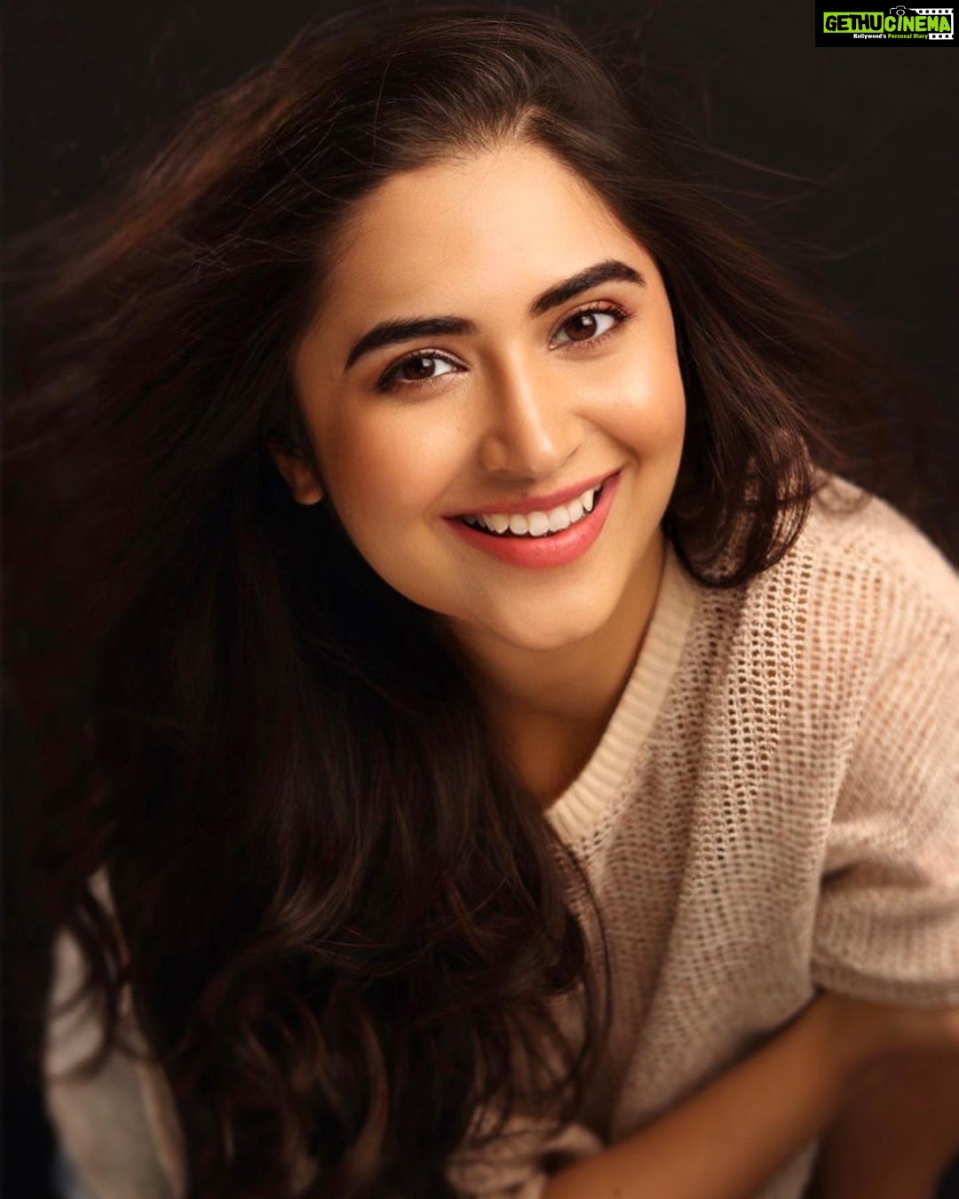 Vyoma Nandi Instagram - Helloooo Birthday Month! accepting “💙” in the comments as a pre bday gift as of now 🥳🙈🙈 thaaaaankssss 😚 Cannotttt believe it’s November already 😯 with Hurry Om Hurry releasing on the 24th of this month and my birthday right after that on 30th I’m really looking forward to seeing how this November treats me 😁✨ See you in the theatres super soonnnn 🤩 #hurryomhurry #vyomanandi #november Mumbai, Maharashtra