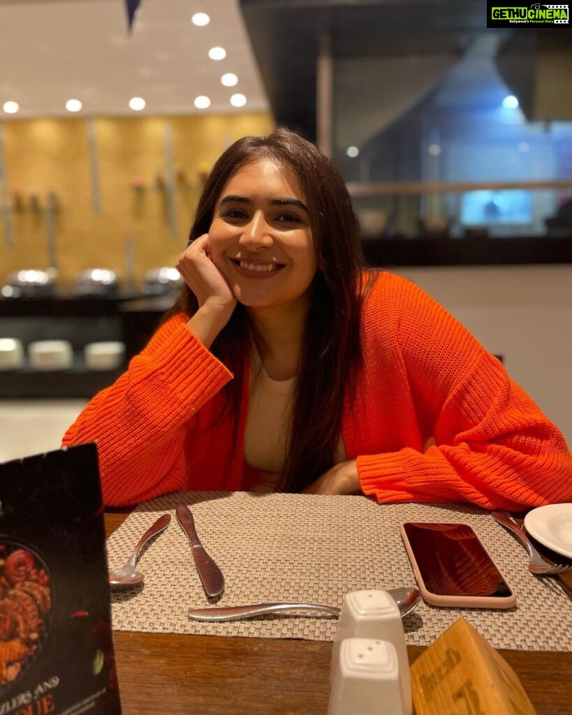 Vyoma Nandi Instagram - Smiling cause my dinner date was really pretty ; also cause of anticipating the taste of the brownie I ordered 😇😍 lol #shootstuffandchill Ahmedabad, India