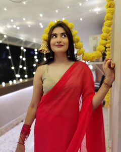 Vyoma Nandi Instagram - ईको friendly पटाखा 🧨 Happy Diwali 🪔 
.
.
P.s. Swipe left to smile 😉