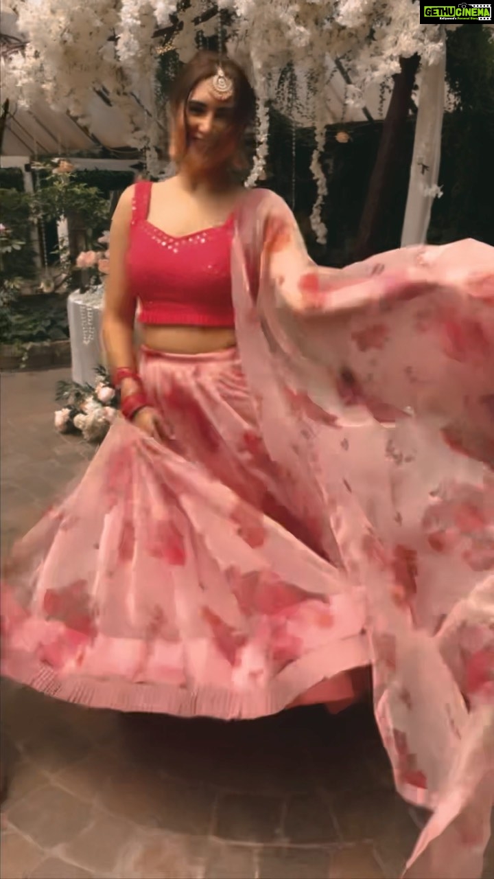 Vyoma Nandi Instagram - ๐ gulaabos in gulaabi chunariyaa๐ . . Spl thanks to @anishptel for being the sweetest photographer/videographer ๐๐ป๐ Newmarket, Ontario