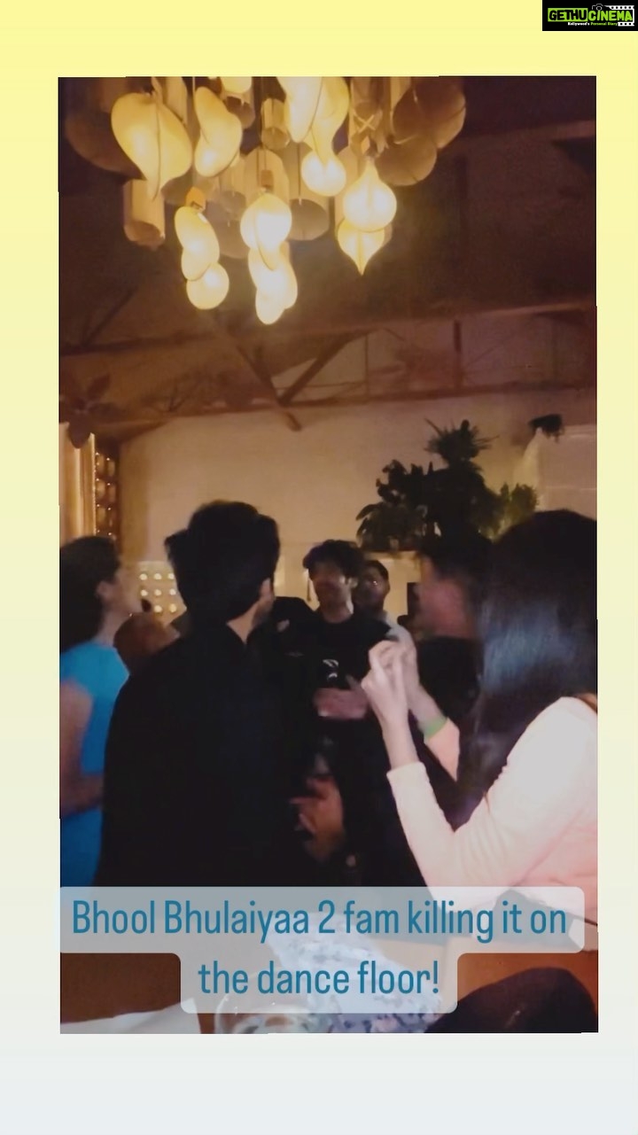 Vyoma Nandi Instagram - #BhoolBhulaiyaa2 fam killing it on the dance floor! #roohbaba #rajjo #sagar #trisha #kartikaaryan #vyomanandi #mehakmanwani #sparshwalia Bastian worli