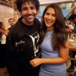 Vyoma Nandi Instagram – @kartikaaryan ✨ This guyyyyy 👏🏻 #thatsall ♥️ 
What a fun funnn night! 
.
.
#BhoolBhulaiyaa2 #successbash 
#roohbaba #rajjo #kartikaaryan #vyomanandi Bastian worli