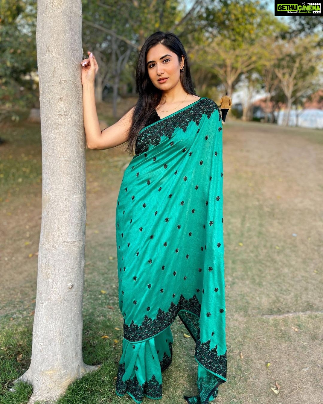 Vyoma Nandi Instagram - Done up for a very special evening 🖤💚 #weddingevening #misidkesang