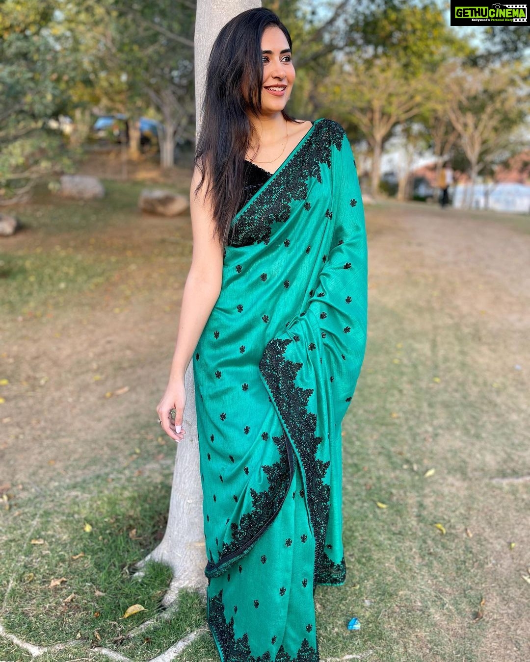 Vyoma Nandi Instagram - Done up for a very special evening 🖤💚 #weddingevening #misidkesang