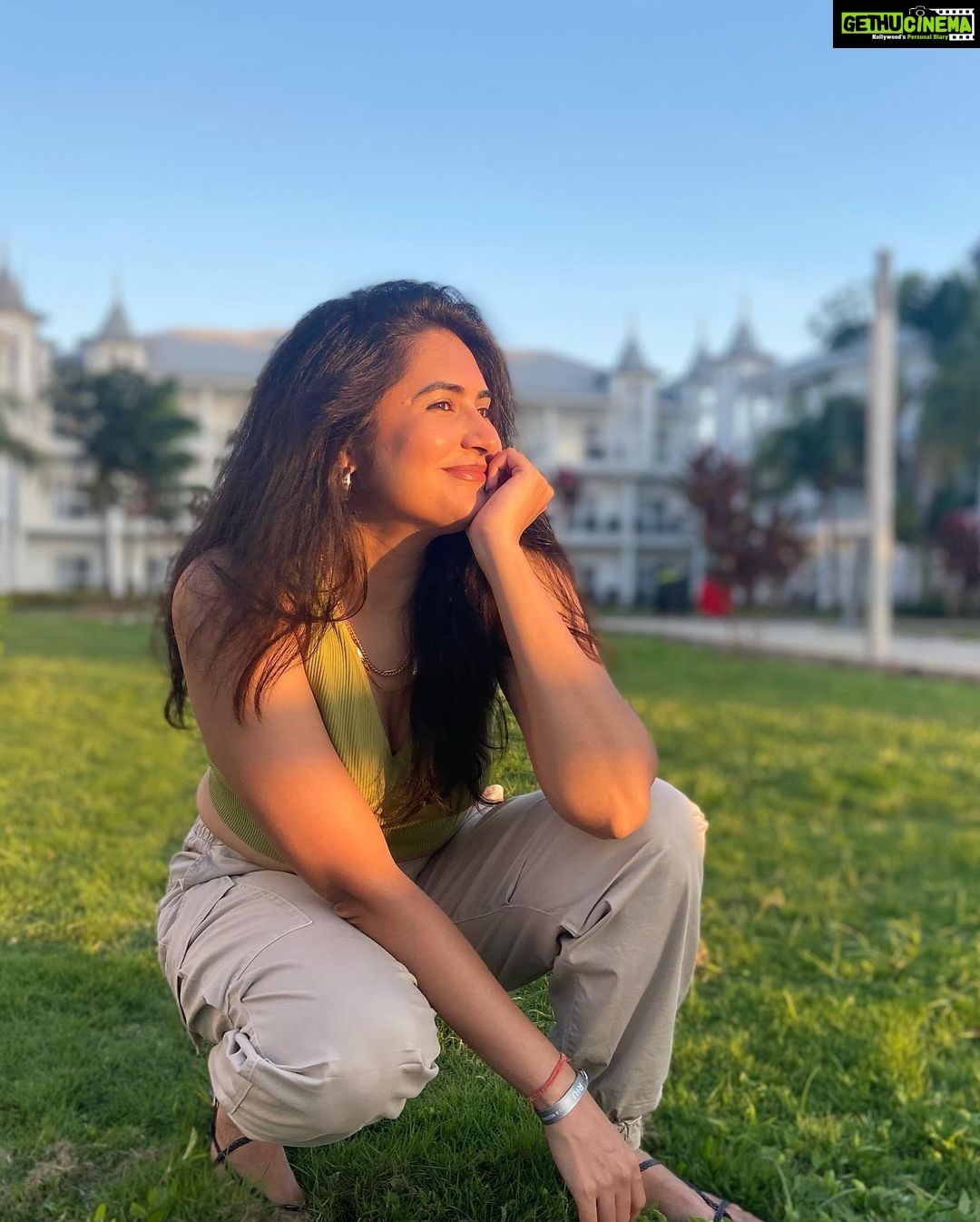 Vyoma Nandi Instagram - In love with Life 💚#thesunismyinspiration