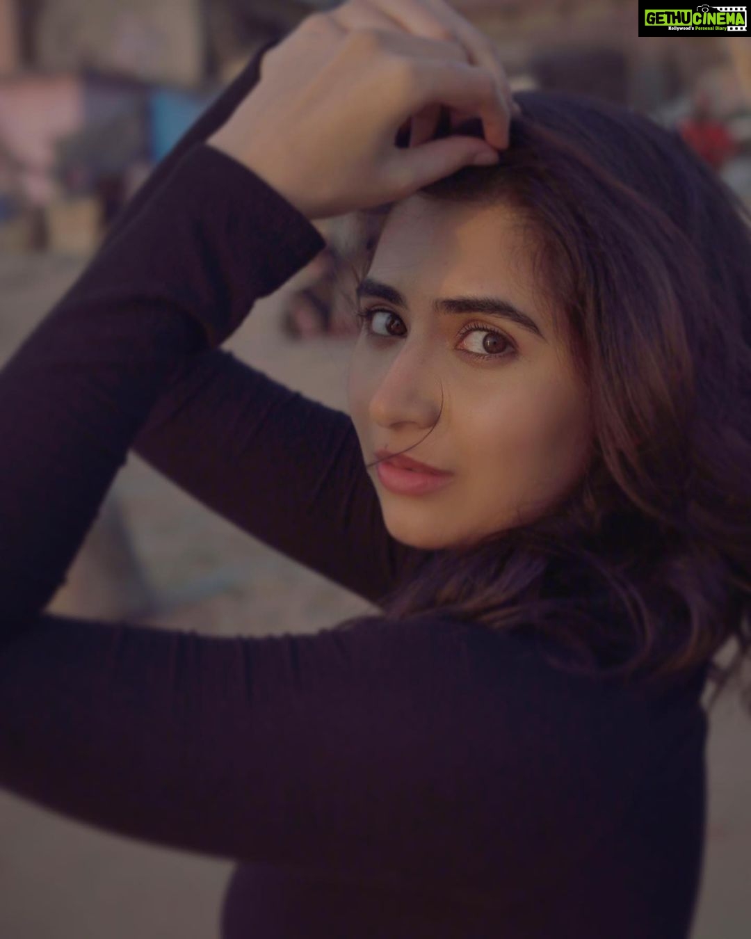 Vyoma Nandi Instagram - You know the phrase “kuch toh log kahenge logon ka toh kaam hai kehna”? Don’t be the “log”. Stop making assumptions about people’s lives and just make sure you’re living yours happily. 🙏🏻 📸 @rutvikjani_films 💄 @mamtavyashah8874