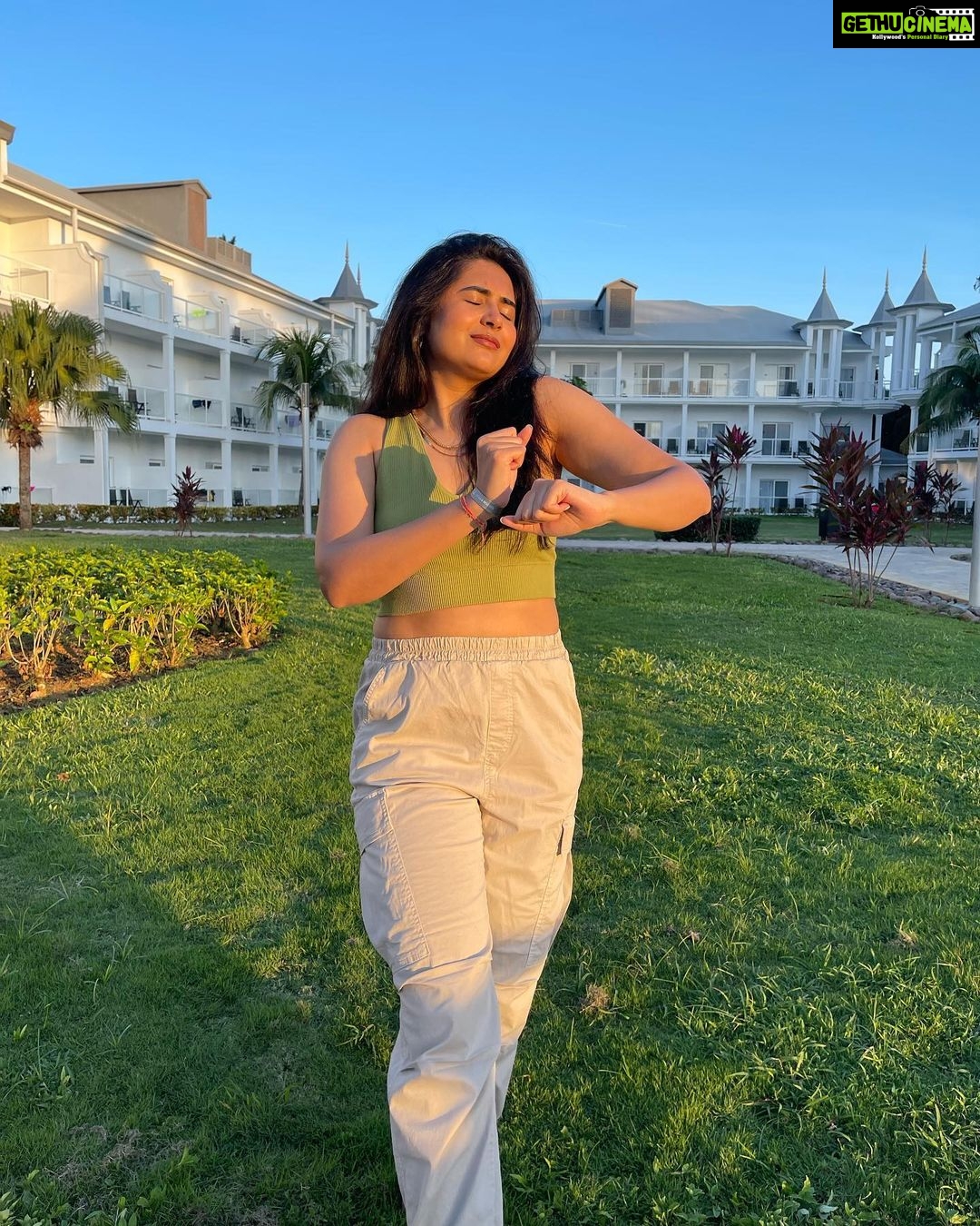 Vyoma Nandi Instagram - In love with Life 💚#thesunismyinspiration