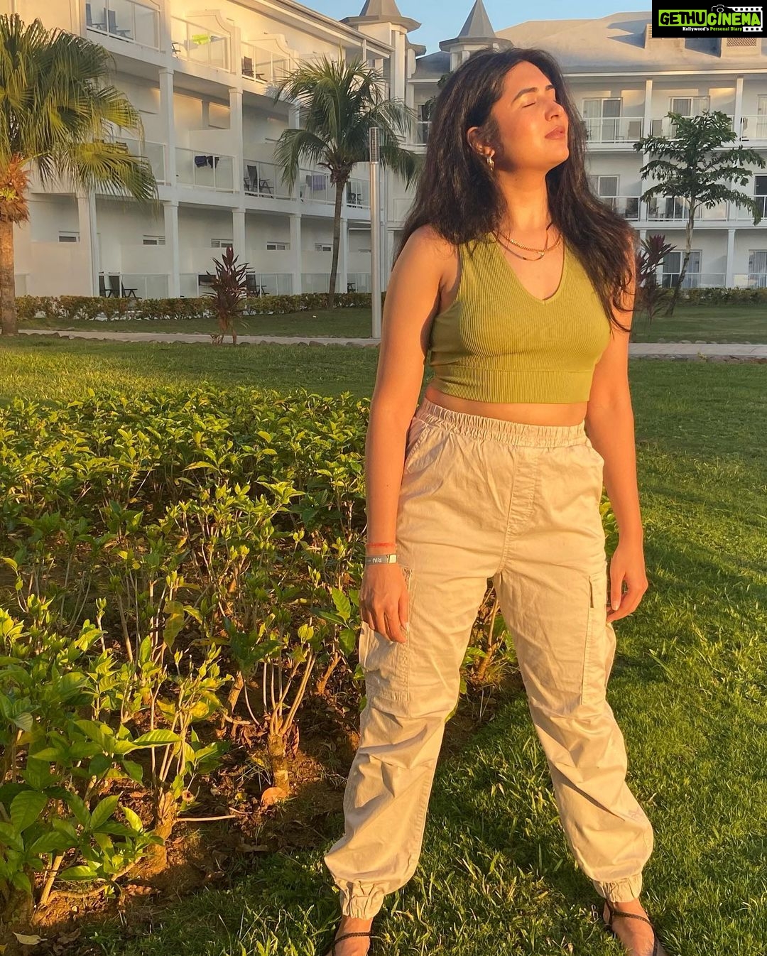 Vyoma Nandi Instagram - In love with Life 💚#thesunismyinspiration