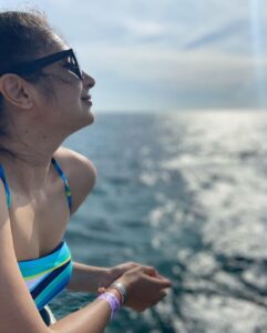 Vyoma Nandi Instagram - Found my effortless smile again 😁 Can ya feel it too? 🥰🏝 #familytime #godchild #lookingforwardtohappiness