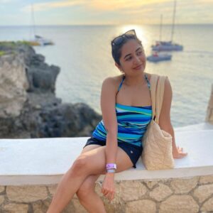 Vyoma Nandi Instagram - Found my effortless smile again 😁 Can ya feel it too? 🥰🏝 #familytime #godchild #lookingforwardtohappiness