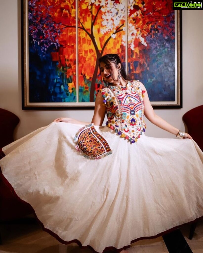 Vyoma Nandi Instagram - 🪄 🤍💜 @styleitwithniki (Outfit : @_houseofmohini ) (jewellery @anant_designs ) 📸 @jajalmilan.raw
