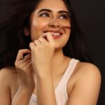Vyoma Nandi Instagram - गुनगुना रहे हैं भँवरे खिल रही हैं कली कली 🌱 #goodmorning . . 📷 @aashutosh_mishra28 H&M @mamtavyashah8874 #vyomanandi Mumbai, Maharashtra