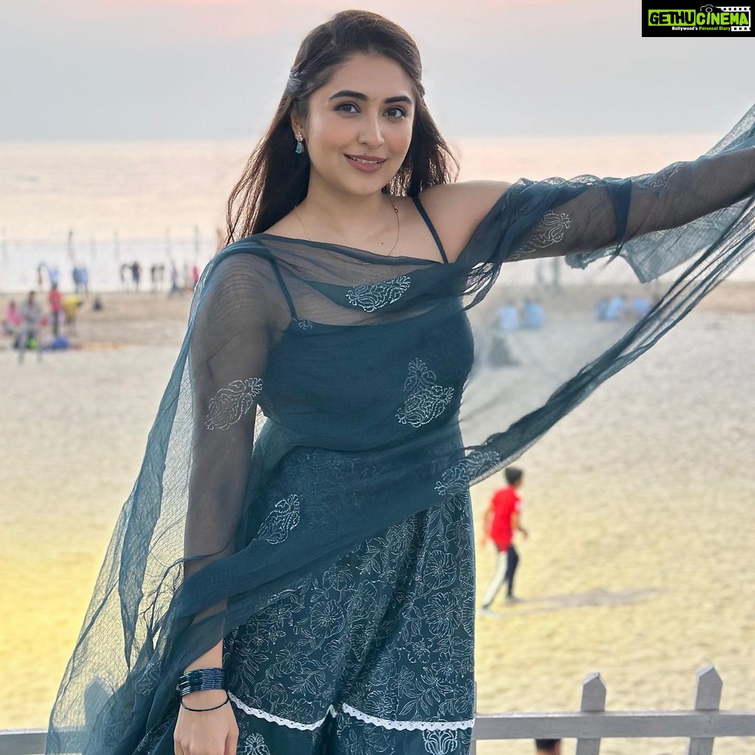 Vyoma Nandi Instagram - Beach waali Diwali 🪔 💙 Mumbai, Maharashtra