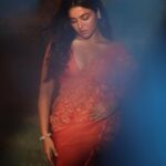 Wamiqa Gabbi Instagram - हर धड़कन हर साँस पे पहरा रखता है, सीने में जासूस है पीछा करता है… . Styled by : @mohitrai with @tarangagarwalofficial Assisted by : @roshni0819 Outfit: @toraniofficial Hair : @reshammordani Makeup : @cocoballucci_ Photographer : @nishantt.01