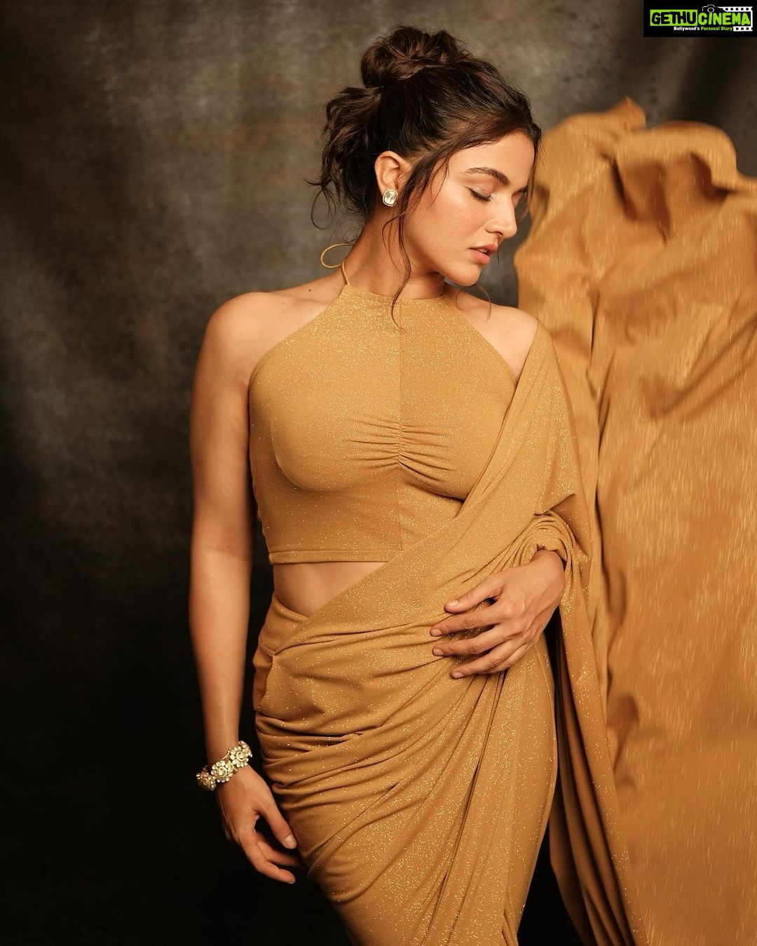 Wamiqa Gabbi Instagram - A woman is to be loved, not understood ✨ . Styled by : @mohitrai with @tarangagarwalofficial Assisted by : @roshni0819 Outfit: @431_88 @shwetakapur Hair : @reshammordani Makeup : @forum.gotecha Photographer : @harshjanii