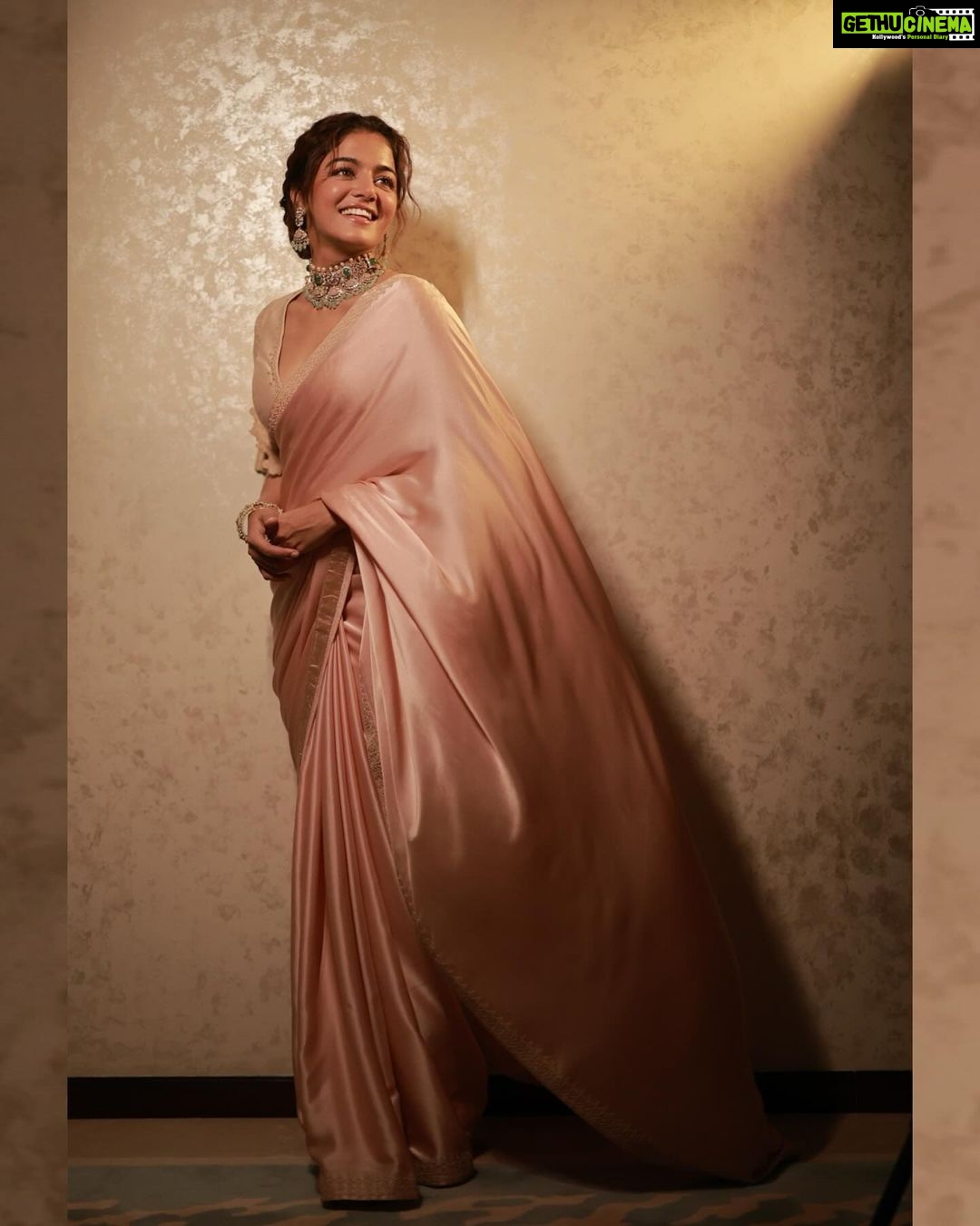 Wamiqa Gabbi Instagram - What a beautiful night that was ♥️ Thank you @kalyanjewellers_official ✨ . Jewellery @kalyanjewellers_official Wearing @devnaagri @vandafashionagency Styled by @ekalakhani Style team @itsfatimabaluch @mayuri_srivastava Hair @forum.gotecha Makeup @cocoballucci_ Photographer @mr_darklab