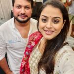 Yamini Singh Instagram - जन्मदिन की आपको ढेर सारी शुभकामनाएँ @_mukeshpandey087 जी, आपसे पहली बार मिली और आपने इतना सम्मान सत्कार किया मेरा , ईश्वर से यही कामना रहेगी मेरी के आप खूब तरक्की करें और आपकी ज़िंदगी ख़ुशियों से भरी रहे । हर हर महादेव ♥️