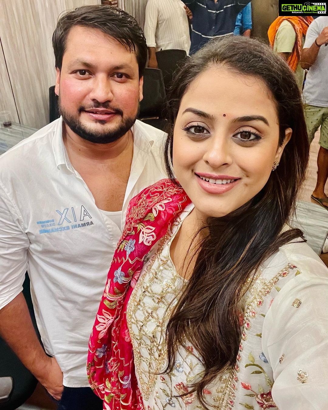 Yamini Singh Instagram - जन्मदिन की आपको ढेर सारी शुभकामनाएँ @_mukeshpandey087 जी, आपसे पहली बार मिली और आपने इतना सम्मान सत्कार किया मेरा , ईश्वर से यही कामना रहेगी मेरी के आप खूब तरक्की करें और आपकी ज़िंदगी ख़ुशियों से भरी रहे । हर हर महादेव ♥️
