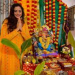 Yamini Singh Instagram – भक्ति गणपति, शक्ति गणपति
सिद्दी गणपति
लक्ष्मी गणपति महा गणपति
देवो में श्रेष्ठ मेरे गणपति
गणेश चतुर्थी की हार्दिक बधाई । 🤍 Andheri West