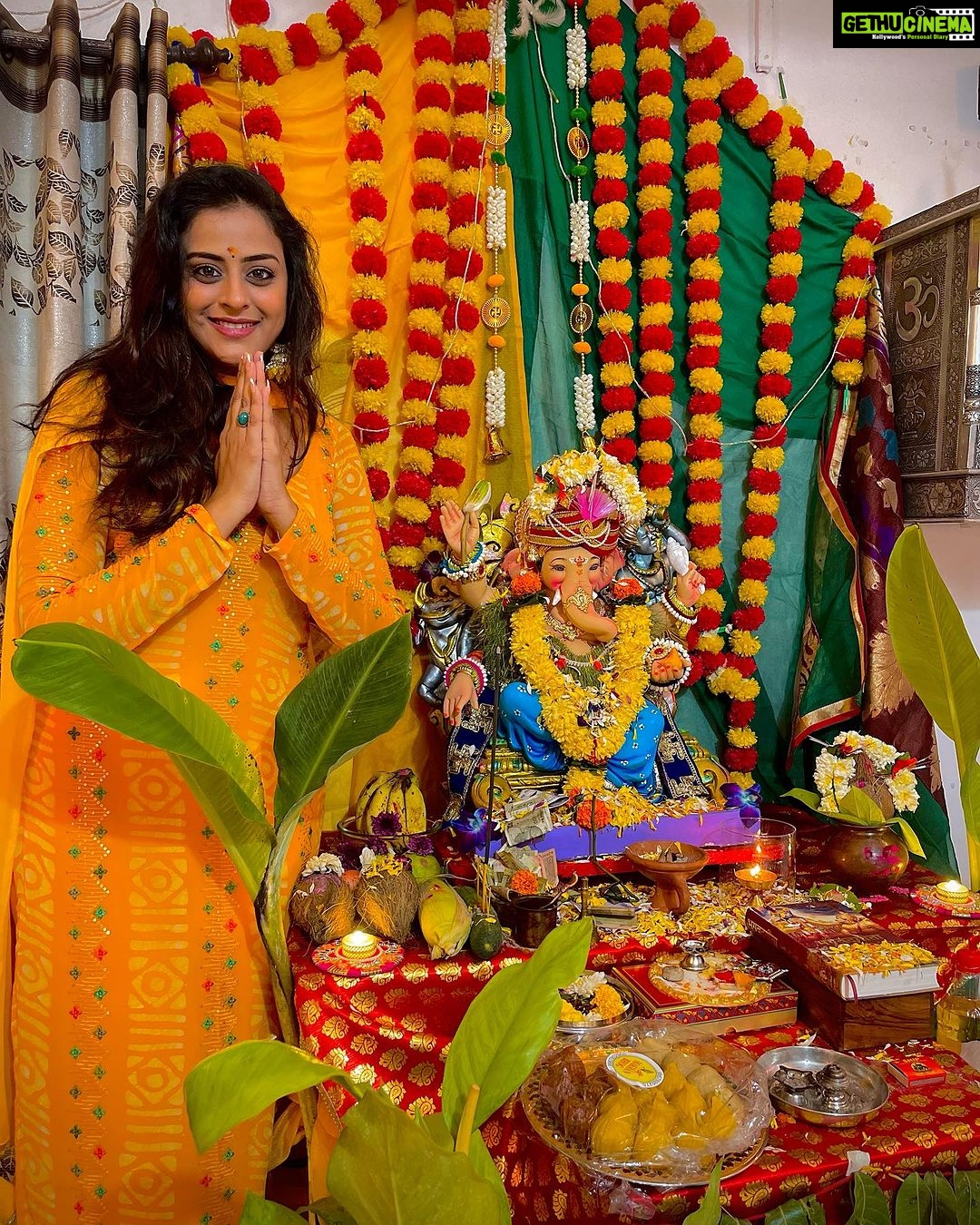 Yamini Singh Instagram - भक्ति गणपति, शक्ति गणपति सिद्दी गणपति लक्ष्मी गणपति महा गणपति देवो में श्रेष्ठ मेरे गणपति गणेश चतुर्थी की हार्दिक बधाई । 🤍 Andheri West