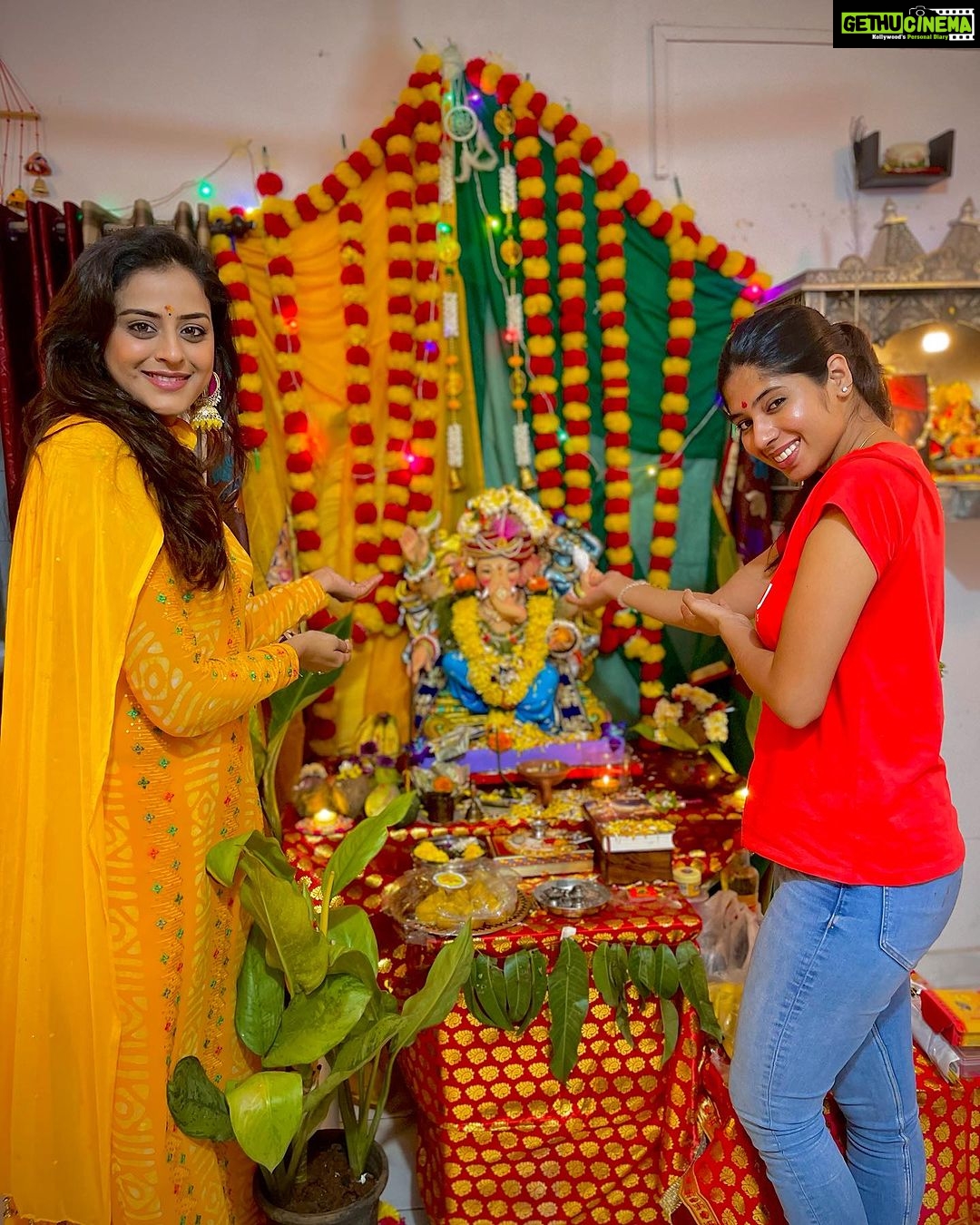 Yamini Singh Instagram - भक्ति गणपति, शक्ति गणपति सिद्दी गणपति लक्ष्मी गणपति महा गणपति देवो में श्रेष्ठ मेरे गणपति गणेश चतुर्थी की हार्दिक बधाई । 🤍 Andheri West