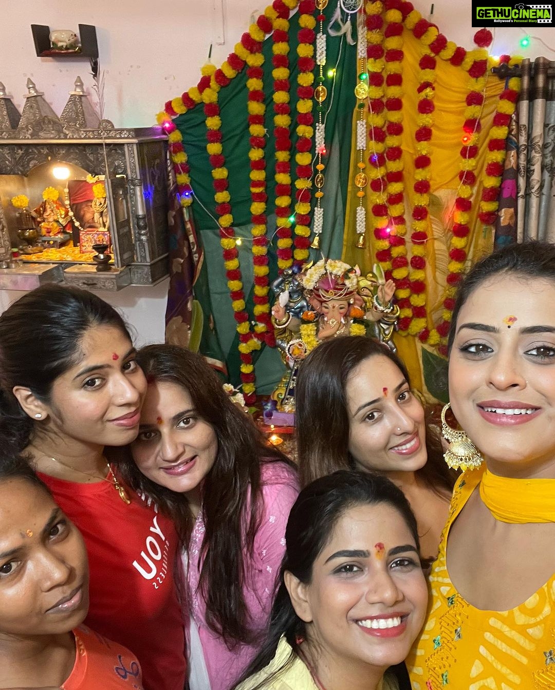 Yamini Singh Instagram - भक्ति गणपति, शक्ति गणपति सिद्दी गणपति लक्ष्मी गणपति महा गणपति देवो में श्रेष्ठ मेरे गणपति गणेश चतुर्थी की हार्दिक बधाई । 🤍 Andheri West
