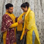 Yamini Singh Instagram - पूज्य आचार्य श्री देवराज दास जी महाराज ने अपने आवास पर आयी हुई प्रिय शिष्य फिल्म जगत की लोकप्रिय अभिनेत्री सरल स्वभाव की धनी श्री यामिनी सिंह जी को श्री रामनामी अंग वस्त्र पहनाकर सम्मानित किया व आशीर्वाद दिया।। खूब नाम, यश, कीर्ति, सम्मान मिले। प्रभु श्री सीताराम भगवान की अपार कृपा आप पर सदेव बनी रहे।। जय सीताराम जय हनुमान जी महाराज।।