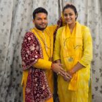 Yamini Singh Instagram - पूज्य आचार्य श्री देवराज दास जी महाराज ने अपने आवास पर आयी हुई प्रिय शिष्य फिल्म जगत की लोकप्रिय अभिनेत्री सरल स्वभाव की धनी श्री यामिनी सिंह जी को श्री रामनामी अंग वस्त्र पहनाकर सम्मानित किया व आशीर्वाद दिया।। खूब नाम, यश, कीर्ति, सम्मान मिले। प्रभु श्री सीताराम भगवान की अपार कृपा आप पर सदेव बनी रहे।। जय सीताराम जय हनुमान जी महाराज।।