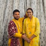 Yamini Singh Instagram - पूज्य आचार्य श्री देवराज दास जी महाराज ने अपने आवास पर आयी हुई प्रिय शिष्य फिल्म जगत की लोकप्रिय अभिनेत्री सरल स्वभाव की धनी श्री यामिनी सिंह जी को श्री रामनामी अंग वस्त्र पहनाकर सम्मानित किया व आशीर्वाद दिया।। खूब नाम, यश, कीर्ति, सम्मान मिले। प्रभु श्री सीताराम भगवान की अपार कृपा आप पर सदेव बनी रहे।। जय सीताराम जय हनुमान जी महाराज।।