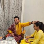 Yamini Singh Instagram - पूज्य आचार्य श्री देवराज दास जी महाराज ने अपने आवास पर आयी हुई प्रिय शिष्य फिल्म जगत की लोकप्रिय अभिनेत्री सरल स्वभाव की धनी श्री यामिनी सिंह जी को श्री रामनामी अंग वस्त्र पहनाकर सम्मानित किया व आशीर्वाद दिया।। खूब नाम, यश, कीर्ति, सम्मान मिले। प्रभु श्री सीताराम भगवान की अपार कृपा आप पर सदेव बनी रहे।। जय सीताराम जय हनुमान जी महाराज।।