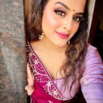 Yamini Singh Instagram - ना था कोई हमारा ना हम किसी के हैं , बस एक है हमारा कान्हा , अब हम उसी के हैं… मेरे लिए तू बरकत का ताबीज़ है । 🦚🖤 #krishna #yaminisingh
