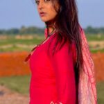 Yamini Singh Instagram - किसी के आने का इंतेज़ार मत करो, ख़ुद के लिये मौजूद रहो 😇 Lets talk about how hard it is to open up to someone about being sad for no reason. Lets talk about how hard it is to explain to your friends and family that you have this heavy feeling in your chest for no reason. Lets talk about how hard it is to understand why you’re having a panic attack while just remembering your past experiences. Lets talk about how hard it is to understand your own self and how scary it is to feel like the whole world is falling on your shoulders and you have no idea why. See, BREATHE. Its okay. You’re going to be okay. Just breathe. Breathe. and remind yourself of all the times in the the past that you’ve felt this scared. All the times you’ve felt this anxious and this overwhelmed. All the times you’ve felt this level of pain. And remind yourself of how each time you MADE IT THROUGH. Life has thrown so much at you, and despite how difficult things have been, you’ve survived, you’re a survivor, a Fighter. Breathe and trust that you can survive this too. Trust this struggle is part of the process. And trust that as long as you don’t give up and keep pushing forward, no matter how hopeless things seem... you will make it through. 🕊️ #yaminisingh