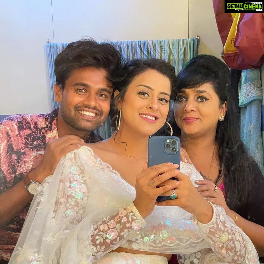 Yamini Singh Instagram - Bhojpuri super Star heroin My Boss Yamini Singh aur Soniya didi mekup artist apke bare me kya likhu di such me apke jaise mujhey koi nhi mila bdi bahan tqq so much di ap hme itna support karti hai di love you di Gopiganj Market