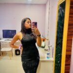 Yamini Singh Instagram - Mirror Mirror 🪞 on the Wall I will get up after I fall. Whether I run, walk or crawl I will set my Goals and achieve them all. One life bro 🤟🏻😎🔥 #yaminisingh