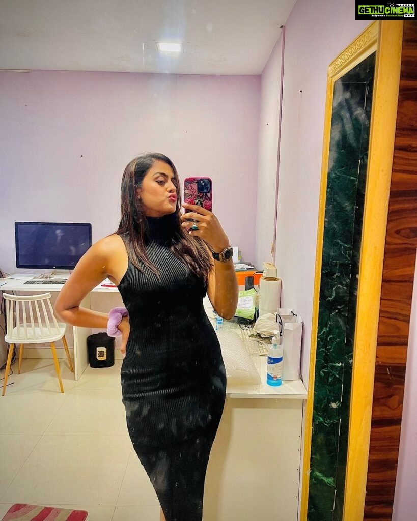 Yamini Singh Instagram - Mirror Mirror 🪞 on the Wall I will get up after I fall. Whether I run, walk or crawl I will set my Goals and achieve them all. One life bro 🤟🏻😎🔥 #yaminisingh