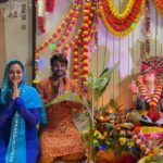 Yamini Singh Instagram - Bappa🩵 Thanks for inviting us @rajkumarrpandeyforever sir😇@pradeeppandey_chintu Sakha🤍