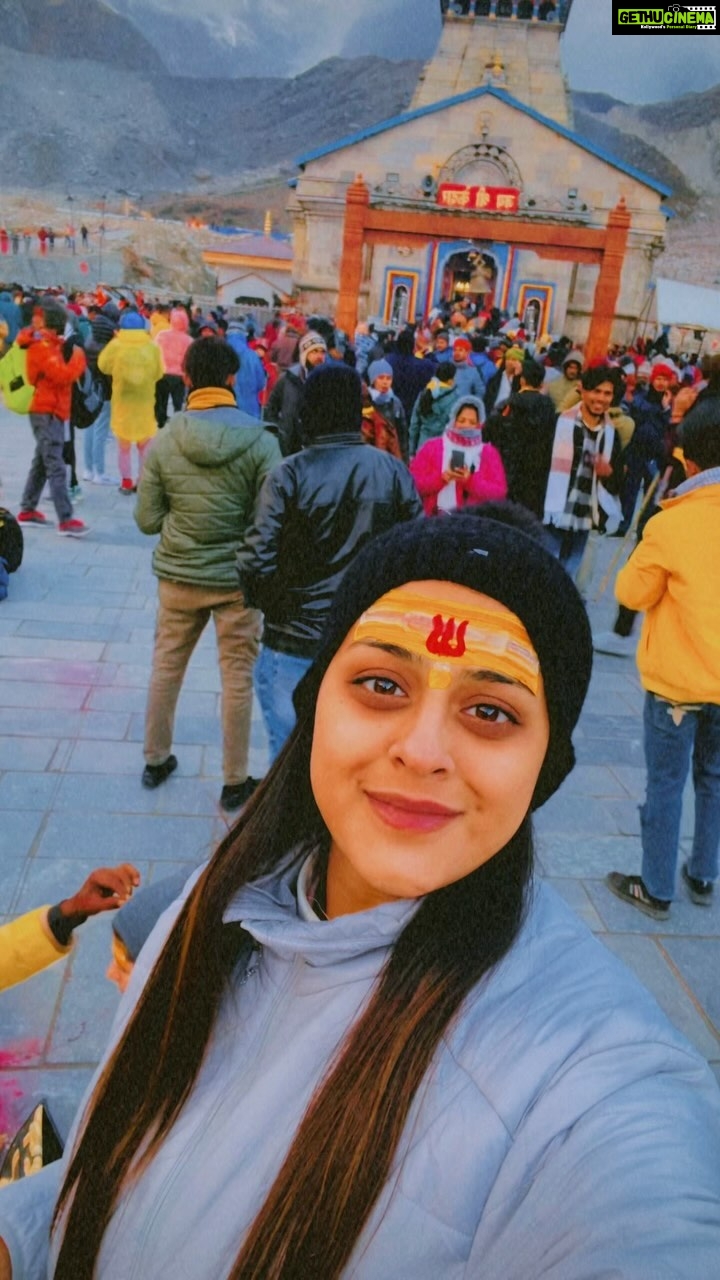 Yamini Singh Instagram - Apne Upar Itna Bharosa karo Ke Bhramhaand ke paas Tumhe sab kuch dene ke alaawa Koi Vikalp hi na Bache... मेरा ये ख़्वाब पूरा करने के लिए दिल से शुक्रिया 🥹🙏🏻 रख विश्वास , तू है शिव का दास । ✨♥️ #harharmahadev #yaminisingh #kedarnath