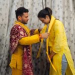 Yamini Singh Instagram - पूज्य आचार्य श्री देवराज दास जी महाराज ने अपने आवास पर आयी हुई प्रिय शिष्य फिल्म जगत की लोकप्रिय अभिनेत्री सरल स्वभाव की धनी श्री यामिनी सिंह जी को श्री रामनामी अंग वस्त्र पहनाकर सम्मानित किया व आशीर्वाद दिया।। खूब नाम, यश, कीर्ति, सम्मान मिले। प्रभु श्री सीताराम भगवान की अपार कृपा आप पर सदेव बनी रहे।। जय सीताराम जय हनुमान जी महाराज।।