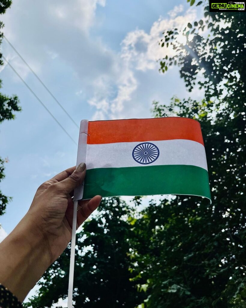 Yamini Singh Instagram - There are 195 countries and we got the privilege of getting birth in INDIA. So be Proud to be an INDIAN, and salute the brave souls who made this day possible for us. 🕊️ आन देश की शान देश की , देश की हम संतान हैं , तीन रंगों से रंगा तिरंगा , अपनी यही पहचान है । 🦚 जय हिन्द 🇮🇳 जय भारत ♥️