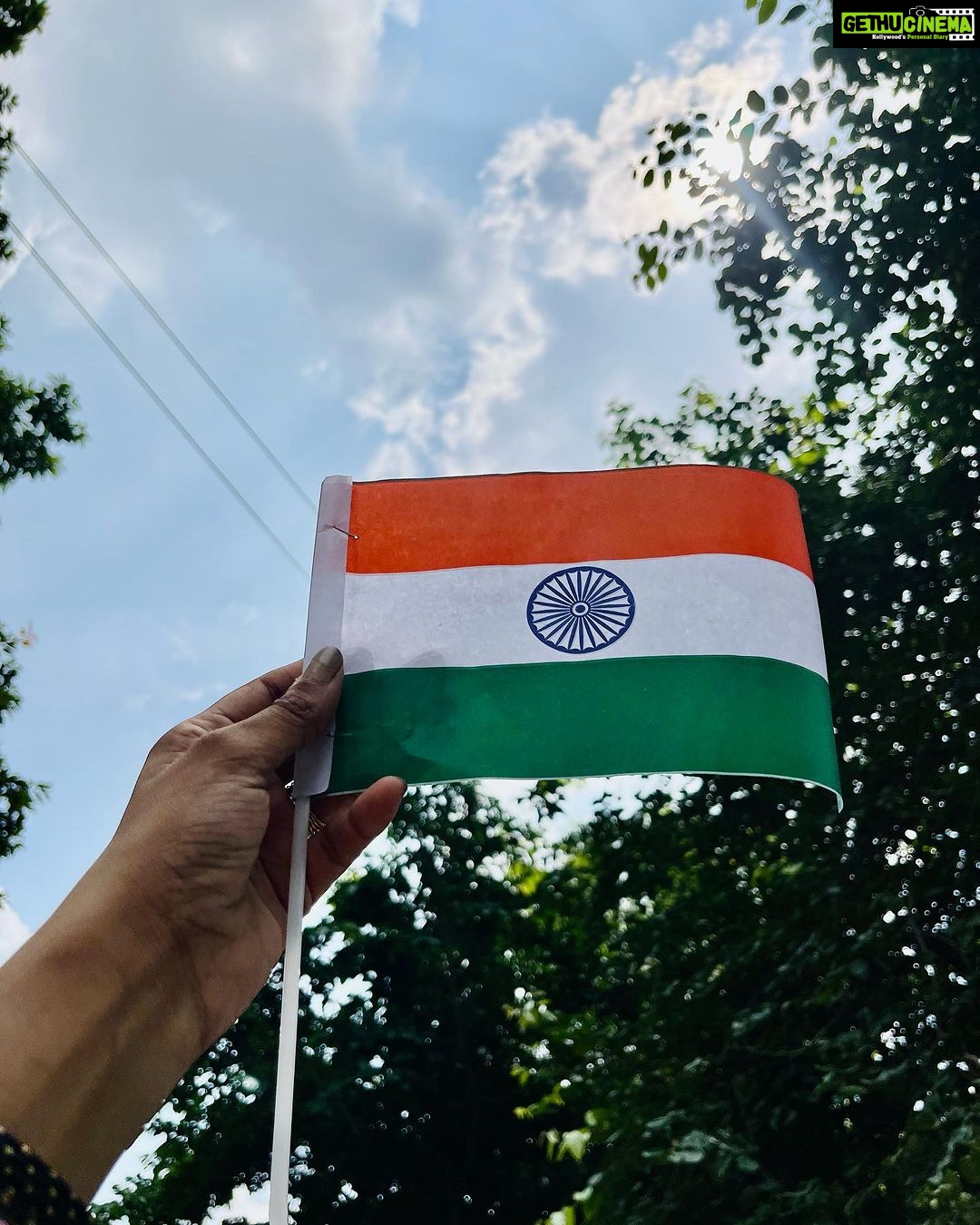 Yamini Singh Instagram - There are 195 countries and we got the privilege of getting birth in INDIA. So be Proud to be an INDIAN, and salute the brave souls who made this day possible for us. ๐๏ธ เคเคจ เคฆเฅเคถ เคเฅ เคถเคพเคจ เคฆเฅเคถ เคเฅ , เคฆเฅเคถ เคเฅ เคนเคฎ เคธเคเคคเคพเคจ เคนเฅเค , เคคเฅเคจ เคฐเคเคเฅเค เคธเฅ เคฐเคเคเคพ เคคเคฟเคฐเคเคเคพ , เค
เคชเคจเฅ เคฏเคนเฅ เคชเคนเคเคพเคจ เคนเฅ เฅค ๐ฆ เคเคฏ เคนเคฟเคจเฅเคฆ ๐ฎ๐ณ เคเคฏ เคญเคพเคฐเคค โฅ๏ธ