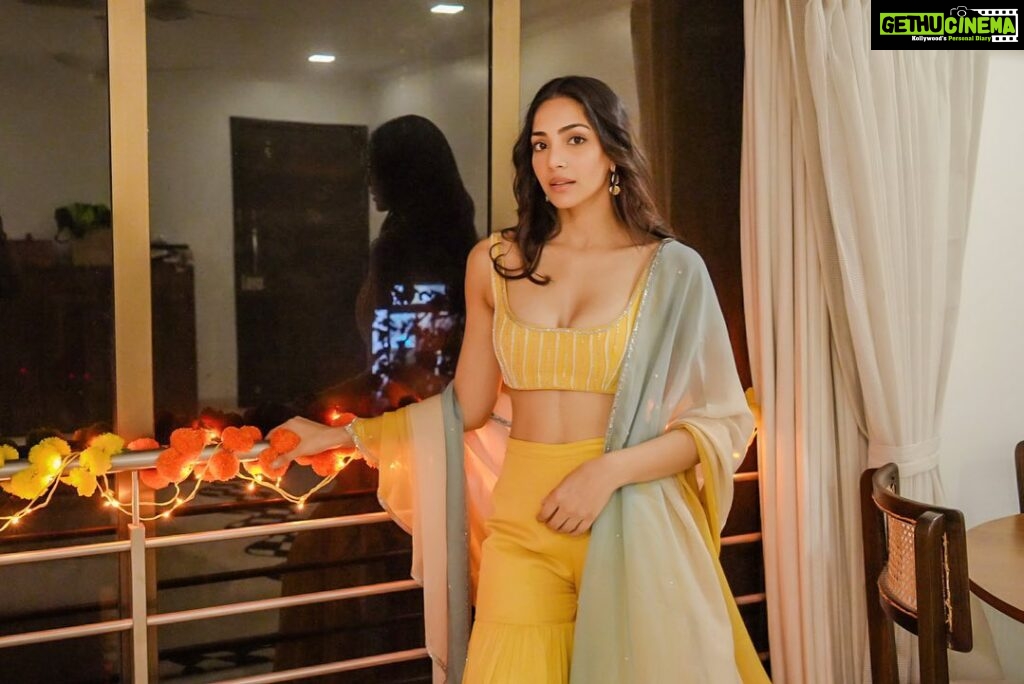 Yogita Bihani Instagram - Mere Tumhare Sabke Liye Happy Diwali 🪔💛✨😘 Wearing @ease_kv @viralmantra Jewellery @azotiique #HappyChotiDiwali #LiveLoveLaugh #LightUp
